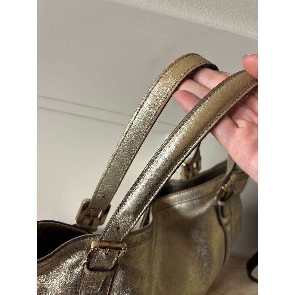 Gucci Metallic Gold Leather Shoulder Bag with Gold Logo - Picture 5 of 10